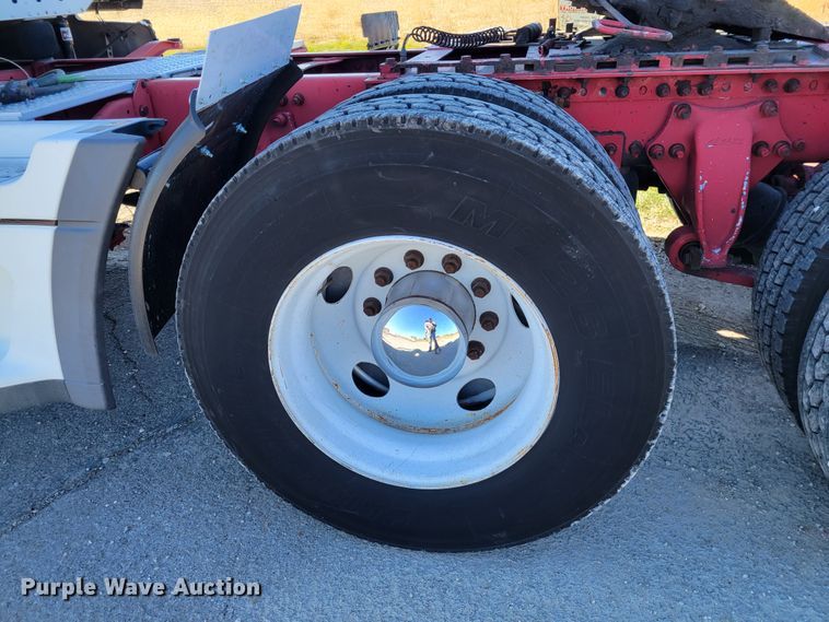 image for item IV9606 2005 Freightliner Century Class ST120  semi truck