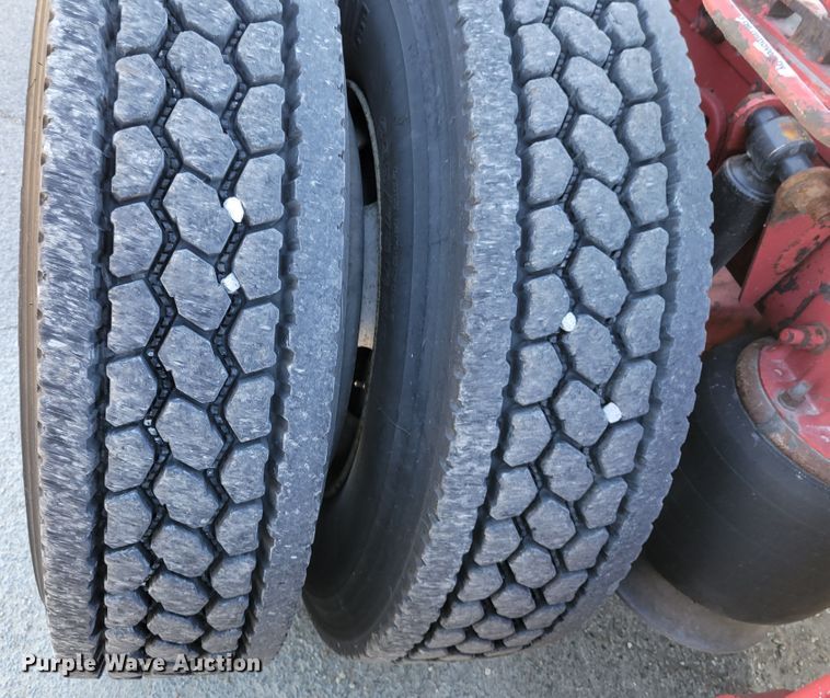 image for item IV9606 2005 Freightliner Century Class ST120  semi truck