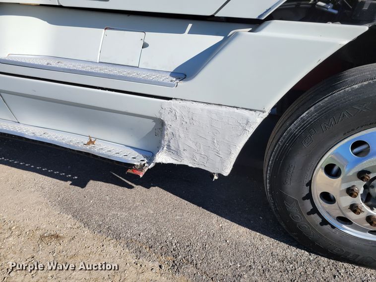 image for item IV9606 2005 Freightliner Century Class ST120  semi truck