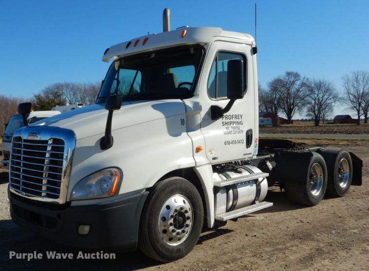 image for item IV9695 2011 Freightliner Cascadia  semi truck