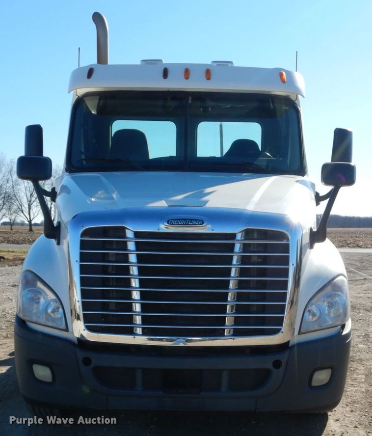 image for item IV9695 2011 Freightliner Cascadia  semi truck