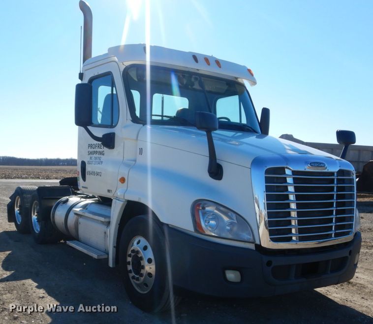 image for item IV9695 2011 Freightliner Cascadia  semi truck