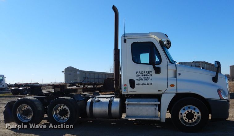 image for item IV9695 2011 Freightliner Cascadia  semi truck