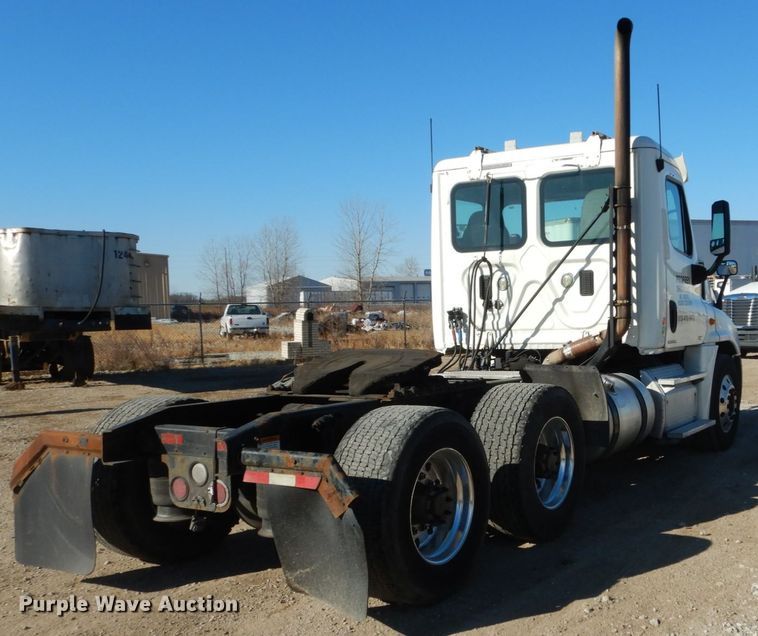 image for item IV9695 2011 Freightliner Cascadia  semi truck