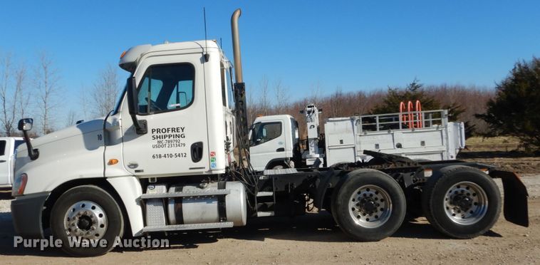 image for item IV9695 2011 Freightliner Cascadia  semi truck