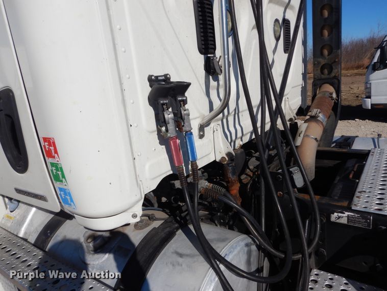 image for item IV9695 2011 Freightliner Cascadia  semi truck