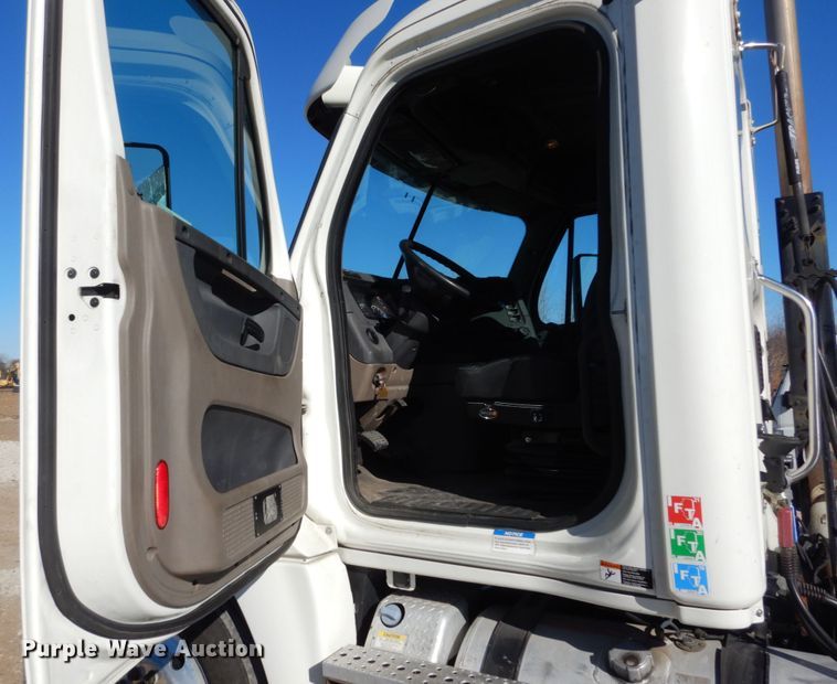 image for item IV9695 2011 Freightliner Cascadia  semi truck