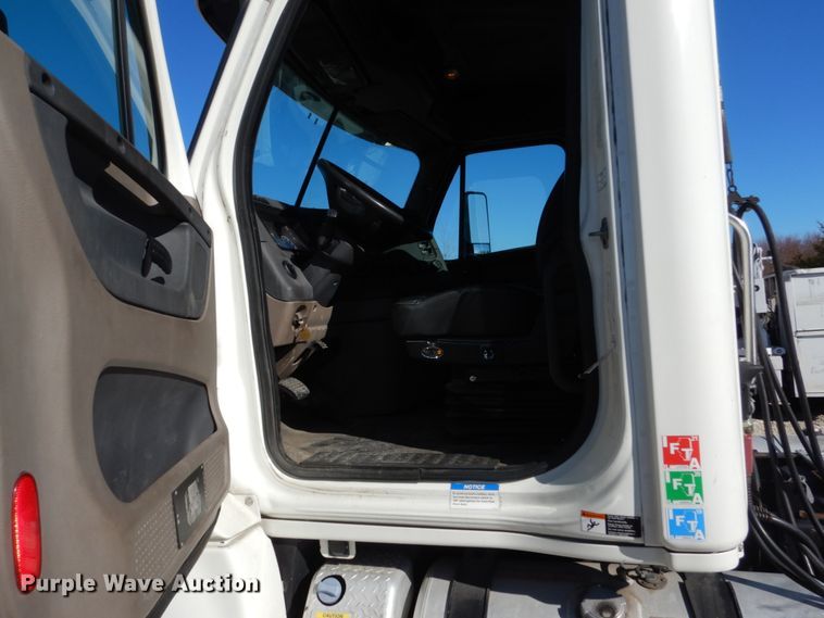 image for item IV9695 2011 Freightliner Cascadia  semi truck