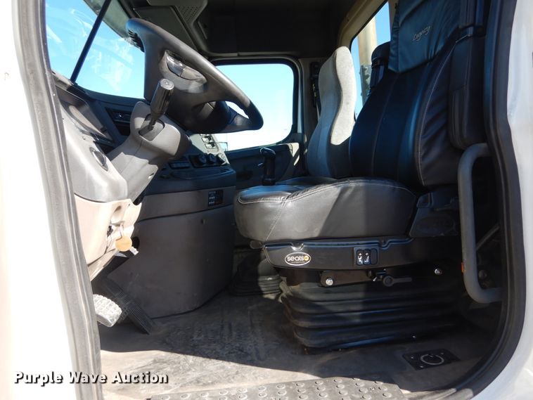 image for item IV9695 2011 Freightliner Cascadia  semi truck