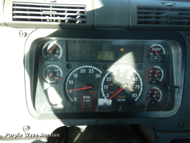 image for item IV9695 2011 Freightliner Cascadia  semi truck