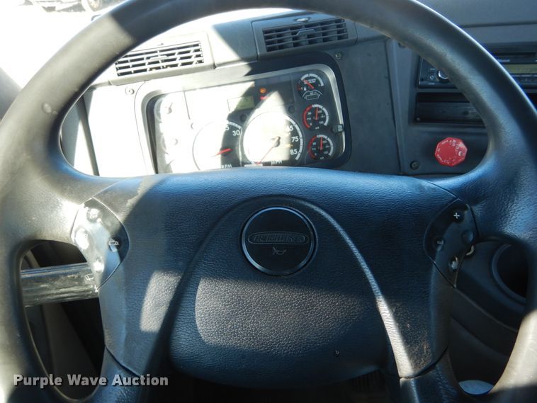 image for item IV9695 2011 Freightliner Cascadia  semi truck