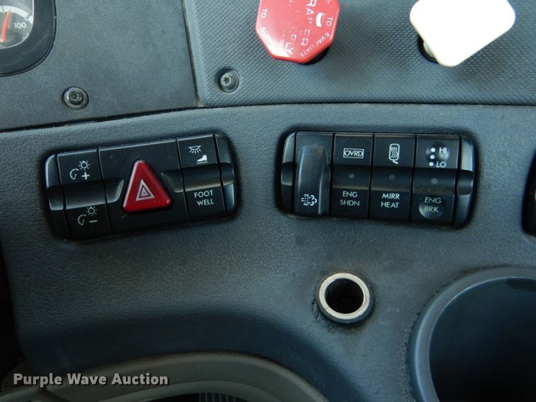 image for item IV9695 2011 Freightliner Cascadia  semi truck