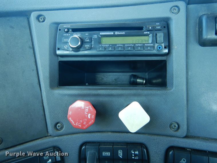 image for item IV9695 2011 Freightliner Cascadia  semi truck