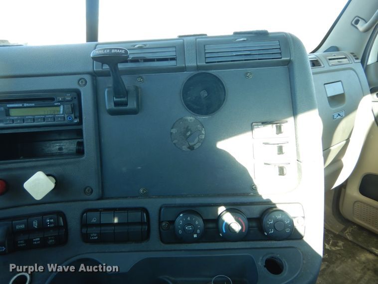 image for item IV9695 2011 Freightliner Cascadia  semi truck