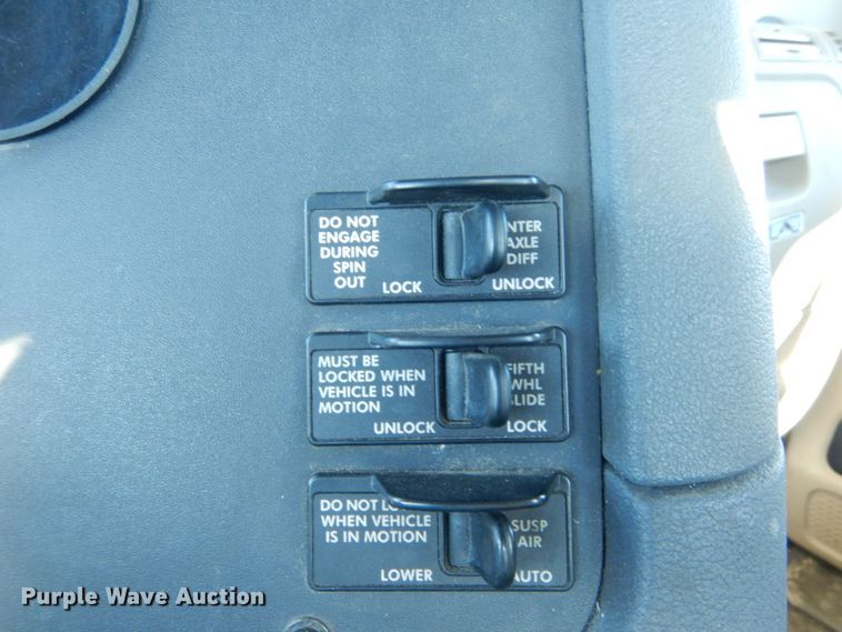 image for item IV9695 2011 Freightliner Cascadia  semi truck