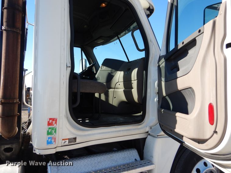 image for item IV9695 2011 Freightliner Cascadia  semi truck