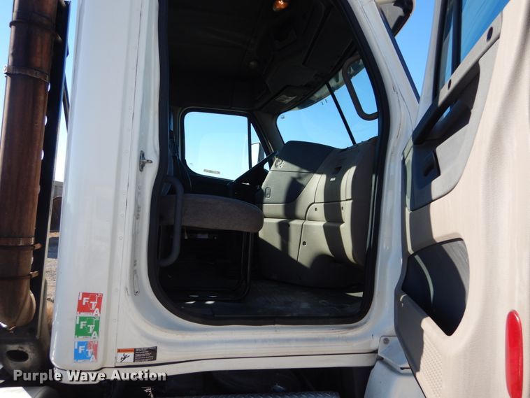 image for item IV9695 2011 Freightliner Cascadia  semi truck