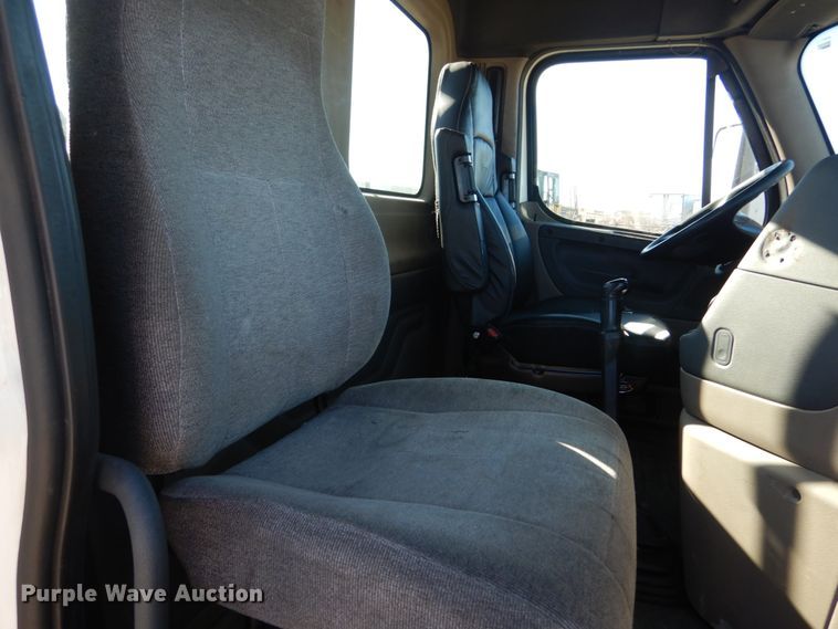 image for item IV9695 2011 Freightliner Cascadia  semi truck