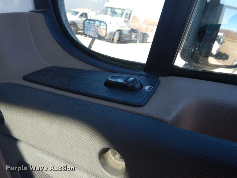 image for item IV9695 2011 Freightliner Cascadia  semi truck