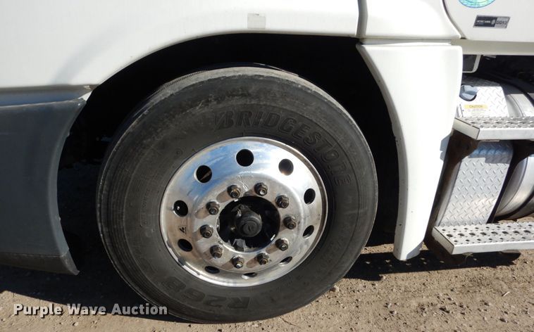 image for item IV9695 2011 Freightliner Cascadia  semi truck