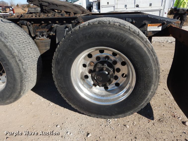 image for item IV9695 2011 Freightliner Cascadia  semi truck