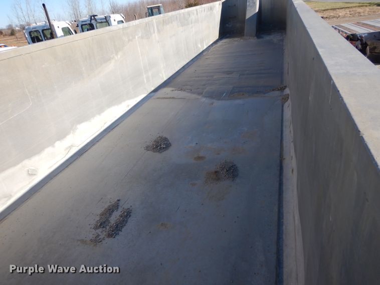 image for item IV9698 1996 Ravens  end dump trailer