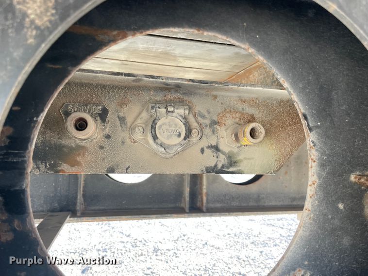 image for item IX9651 1999 Lufkin SE  extendable flatbed trailer