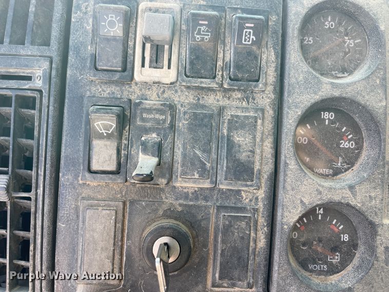 image for item IX9694 1997 Freightliner FL70  water truck