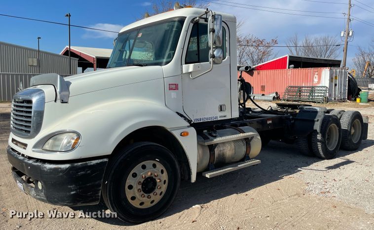 image for item IX9696 2006 Freightliner Columbia  semi truck