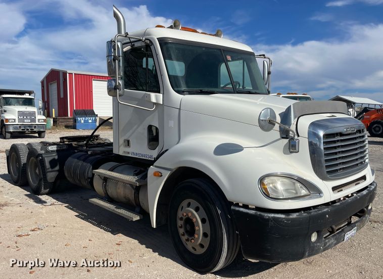 image for item IX9696 2006 Freightliner Columbia  semi truck