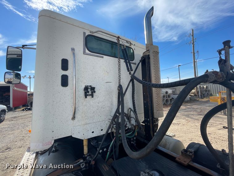 image for item IX9696 2006 Freightliner Columbia  semi truck