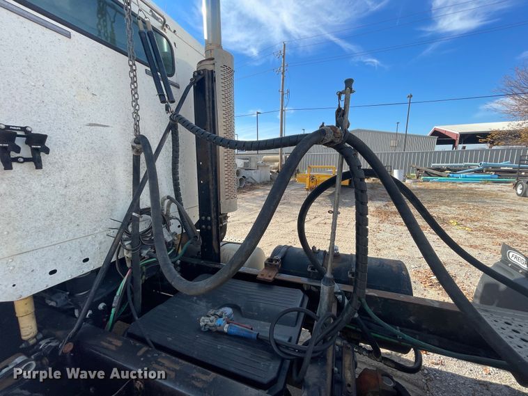 image for item IX9696 2006 Freightliner Columbia  semi truck