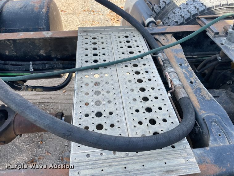 image for item IX9696 2006 Freightliner Columbia  semi truck