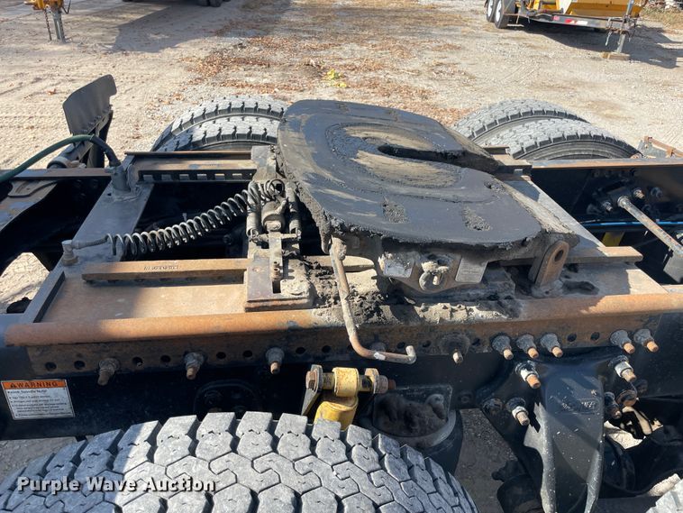 image for item IX9696 2006 Freightliner Columbia  semi truck