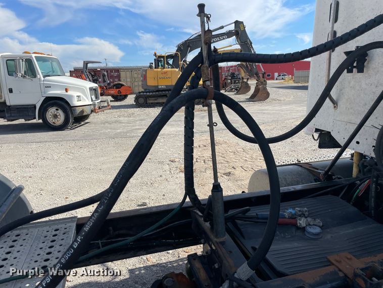 image for item IX9696 2006 Freightliner Columbia  semi truck