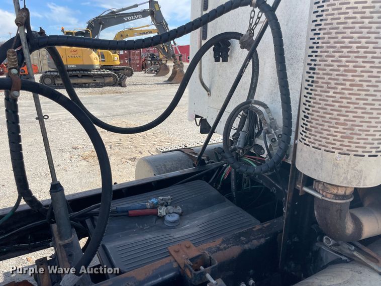 image for item IX9696 2006 Freightliner Columbia  semi truck