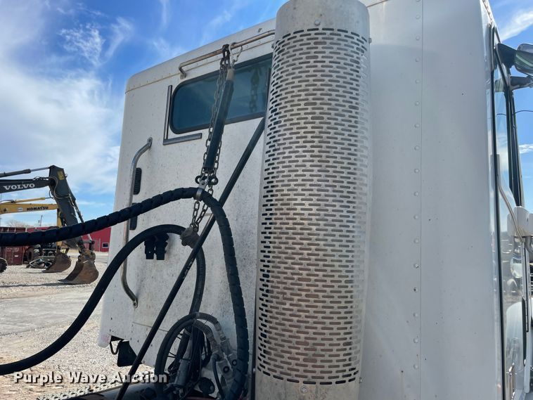 image for item IX9696 2006 Freightliner Columbia  semi truck