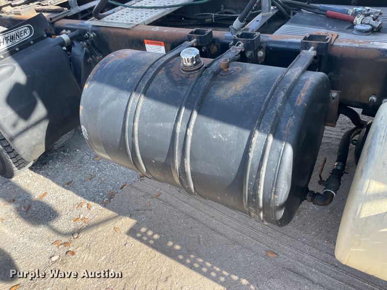 image for item IX9696 2006 Freightliner Columbia  semi truck