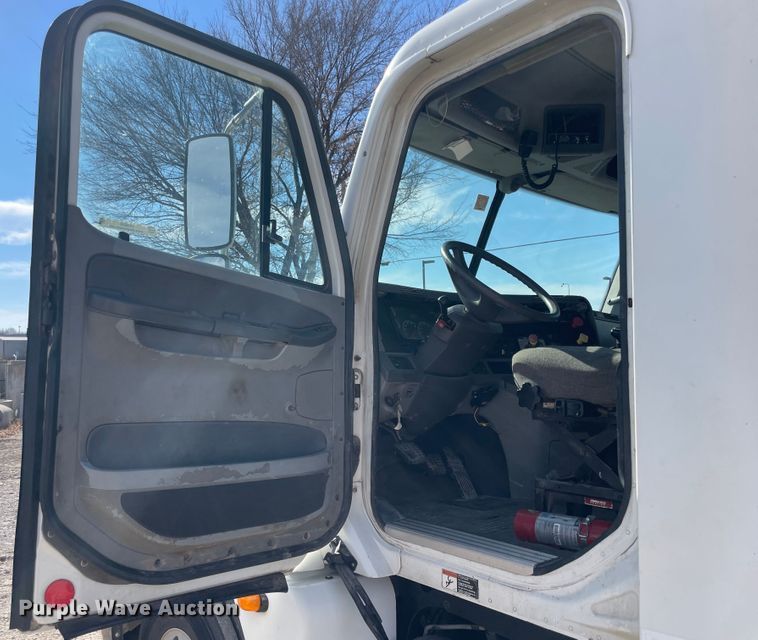 image for item IX9696 2006 Freightliner Columbia  semi truck