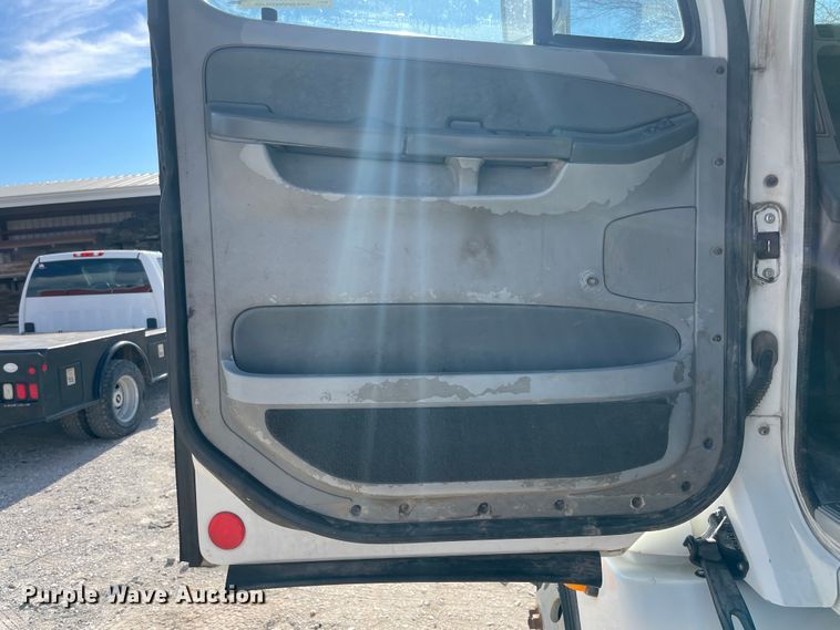 image for item IX9696 2006 Freightliner Columbia  semi truck