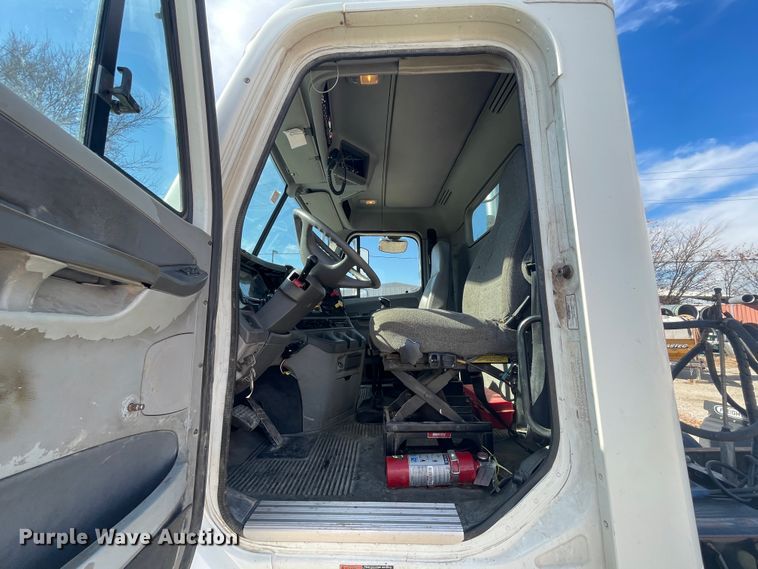 image for item IX9696 2006 Freightliner Columbia  semi truck