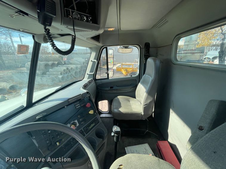 image for item IX9696 2006 Freightliner Columbia  semi truck