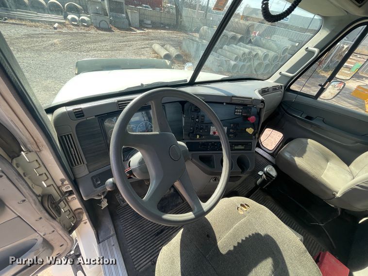 image for item IX9696 2006 Freightliner Columbia  semi truck