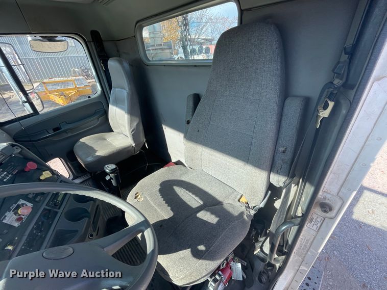 image for item IX9696 2006 Freightliner Columbia  semi truck