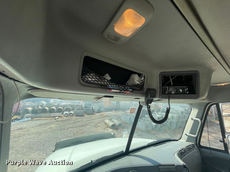 image for item IX9696 2006 Freightliner Columbia  semi truck