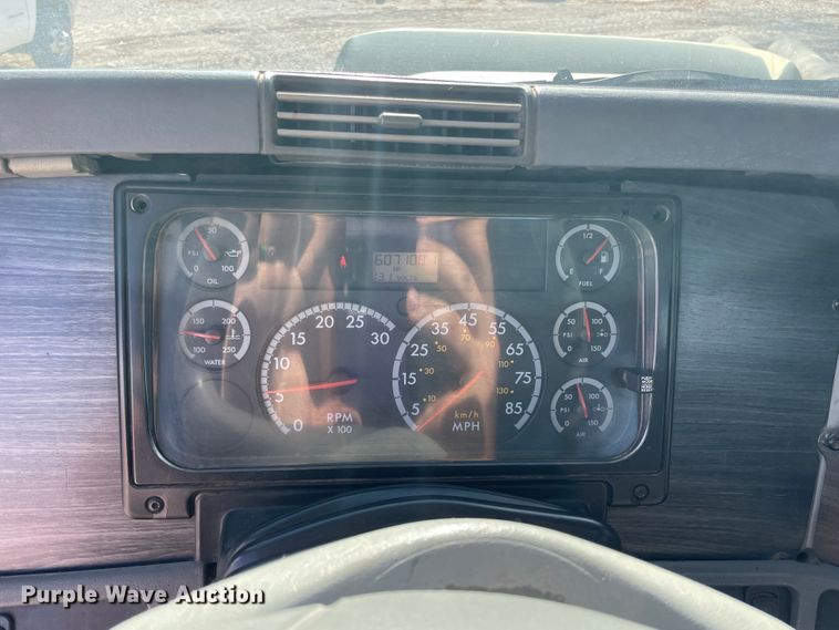 image for item IX9696 2006 Freightliner Columbia  semi truck