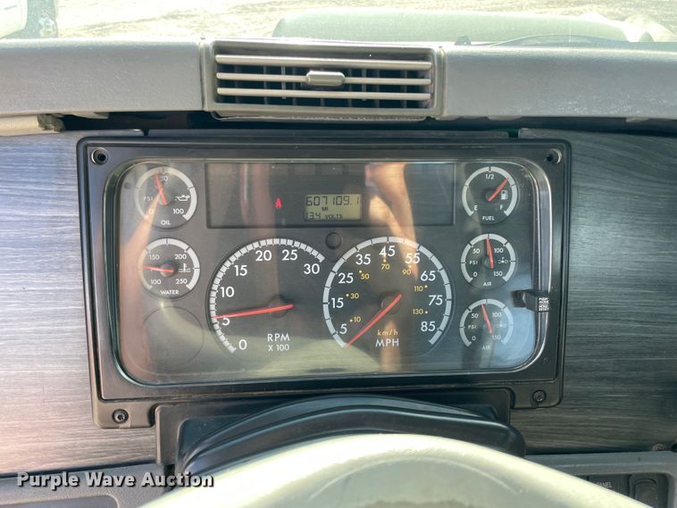 image for item IX9696 2006 Freightliner Columbia  semi truck