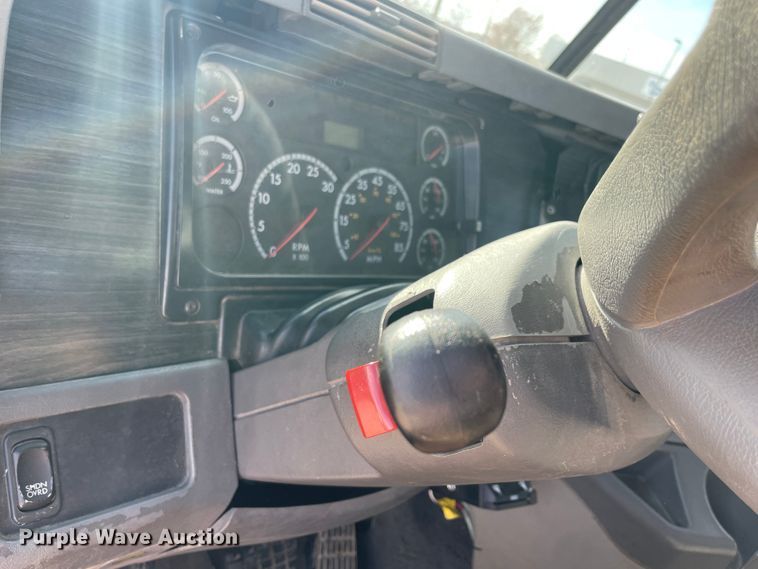 image for item IX9696 2006 Freightliner Columbia  semi truck