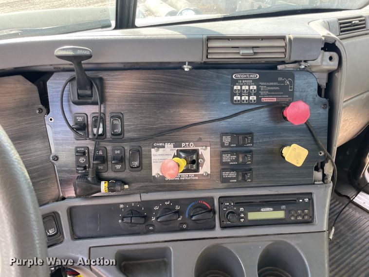 image for item IX9696 2006 Freightliner Columbia  semi truck