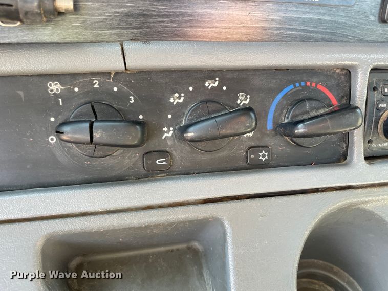 image for item IX9696 2006 Freightliner Columbia  semi truck